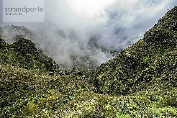 Steile wolkenverhangene Berglandschaft mit Felsformationen  Pico Arieiro zum Pico Ruivo Wanderung  Zentralgebirge Madeiras  Madeira