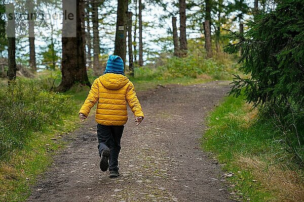 Ein glückliches Kind läuft auf einem Bergpfad. Polnische Berge