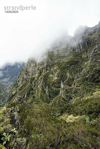 Steile wolkenverhangene Berglandschaft mit Felsformationen  Pico Arieiro zum Pico Ruivo Wanderung  Zentralgebirge Madeiras  Madeira