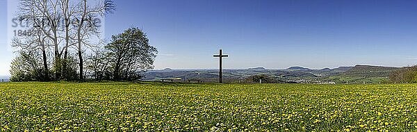 Ausblick von der Kuchalb auf das Albvorland und die drei Kaiserbergen Hohenstaufen  Stuifen und Rechberg  Frühling  Panoramafoto  Donzdorf  Baden-Württemberg  Deutschland  Europa