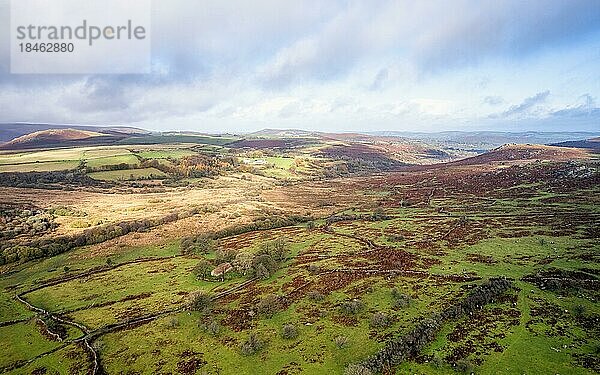 Blick über das Emsworthy Moor von einer Drohne aus  Haytor Rocks  Dartmoor National Park  Devon  England  UK