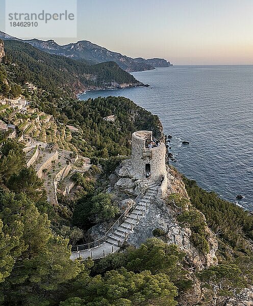 Abendstimmung  Luftaufnahme  Turm Torre des Verger  Blick über die Küste und Meer  Mallorca  Spanien  Europa