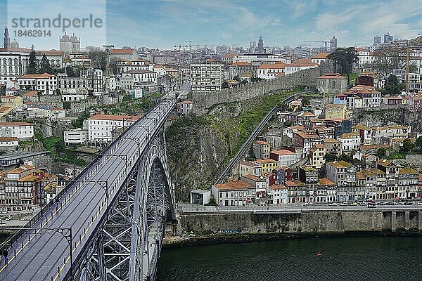 Blick auf die Brücke Dom Luis I. über den Fluss Douro und die Terracota-Dächer  UNESCO-Weltkulturerbe  Porto  Norte  Portugal  Europa