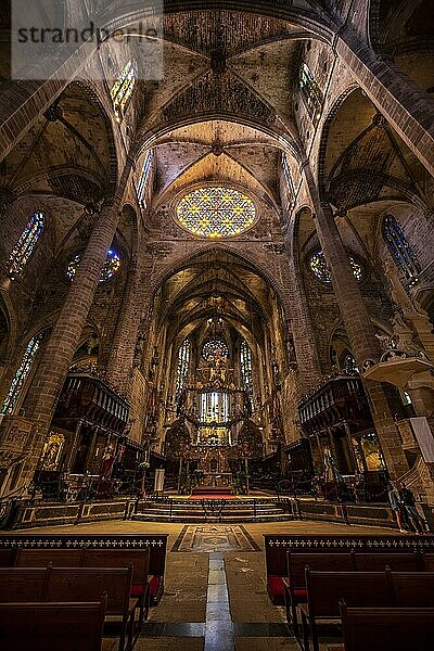 Innenaufnahme  Altrarraum der Kathedrale von Palma  Kathedrale der Heiligen Maria  Palma  Mallorca  Spanien  Europa