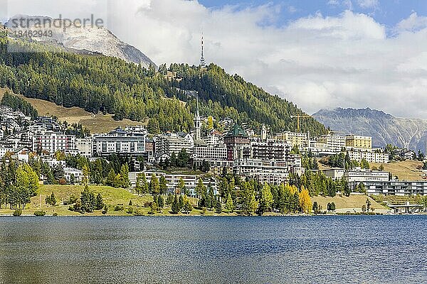 Einer der bekanntesten Kurorte und Urlaubsorte der Welt  Stadtansicht der Gemeinde St. Moritz mit See und Hotels  Kanton Graubünden  Schweiz  Europa