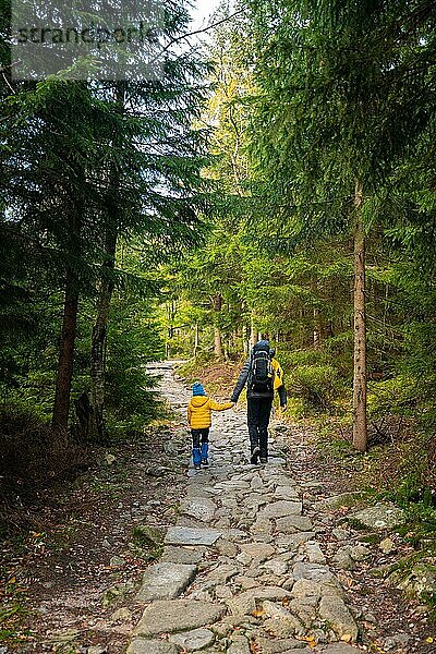 Im Herbst gehen meine Mutter und ihr kleiner Sohn auf eine Bergwanderung. Polnische Berge  Polen  Europa
