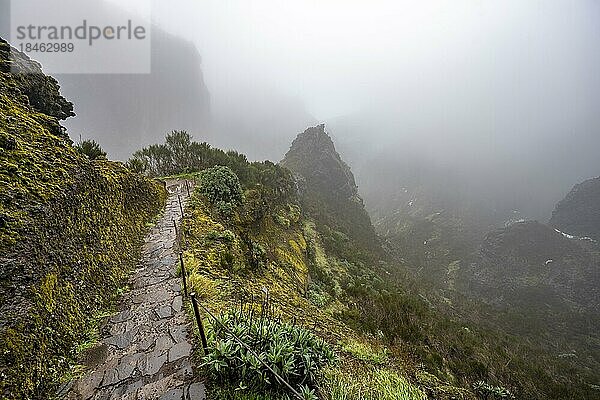 Wanderweg  steile wolkenverhangene Berglandschaft mit Felsformationen  Pico Arieiro zum Pico Ruivo Wanderung  Zentralgebirge Madeiras  Madeira