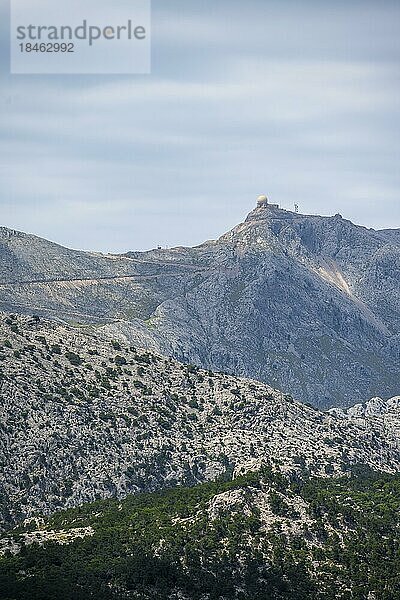 Blick über die Berge Mallorcas  Serra de Tramuntana  Castell d Alaró  Puig dalaró?  Mallorca  Spanien  Europa