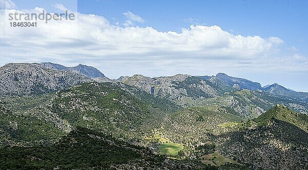 Blick über die Berge Mallorcas  Serra de Tramuntana  Castell d Alaró  Puig dalaró?  Mallorca  Spanien  Europa