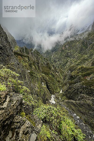 Steile wolkenverhangene Berglandschaft mit Felsformationen  Pico Arieiro zum Pico Ruivo Wanderung  Zentralgebirge Madeiras  Madeira