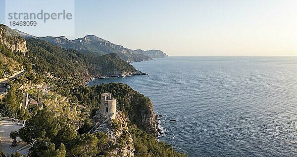 Abendstimmung  Luftaufnahme  Turm Torre des Verger  Blick über die Küste und Meer  Mallorca  Spanien  Europa