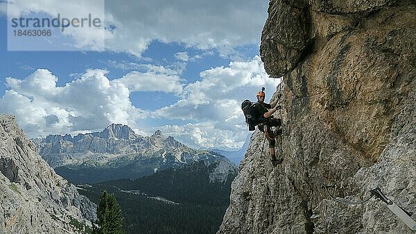 Klettersteigpassage mit großer Ausgesetztheit und herrlichem Blick auf die Bergwelt. Dolomiten  Italien  Dolomiten  Italien  Europa