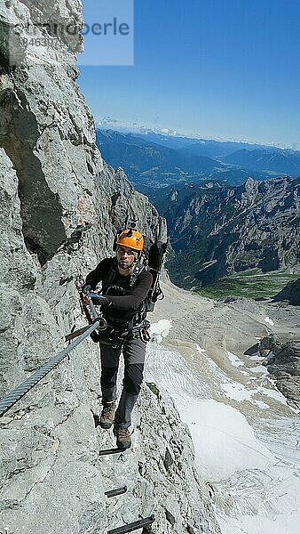 Großzügig ausgesetzte Klettersteigpassage mit herrlichem Blick auf die Bergkette und den Gletscher. Zugspitzmassiv  Bayerische Alpen  Bayerische Alpen  Deutschland  Europa