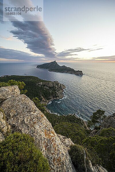 Felsenküste mit einer Insel  Sonnenuntergang über dem Meer  Mirador Jose Sastre  Insel Sa Dragenora  Mallorca  Spanien  Europa