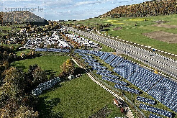 Solaranlage PV-Anlage entlang der Autobahn A8 bei Gruibingen  Baden-Württemberg  Deutschland  Europa