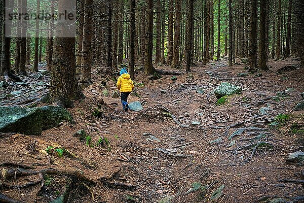 Ein glückliches Kind läuft auf einem Bergpfad. Polnische Berge