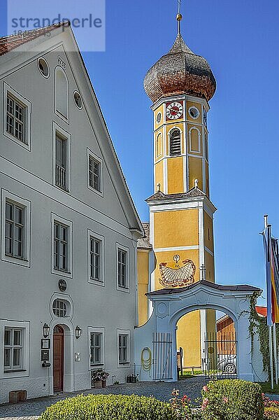 Rathaus von 1733 und Kirchturm der Klosterkirche St. Martin oder Martinsmünster  Fischbachau  Bayern  Deutschland  Europa