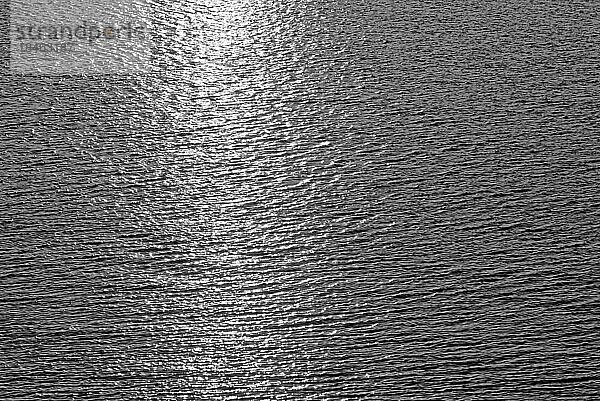 Meeresoberfläche mit kleinen Wellen und Lichtreflexionen  schwarzweiß  Nordsee  Norddeich  Niedersachsen  Deutschland  Europa