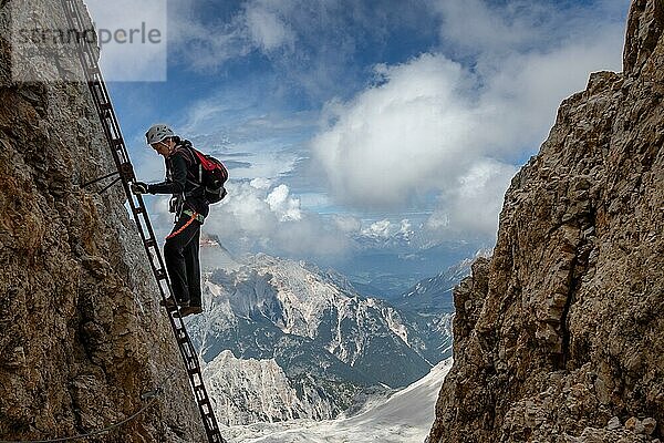 Der Tutor steht auf einem Rechen mit einer schönen Aussicht auf die alpinen Dolomiten im Hintergrund. Dolomiten  Italien  Dolomiten  Italien  Europa