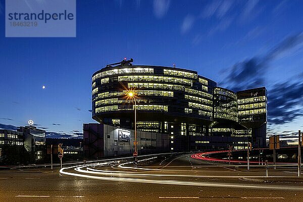 Van Technology Center (VTC) am Abend  Daimler Truck AG  Untertürkheim  Stuttgart  Baden-Württemberg  Deutschland  Europa