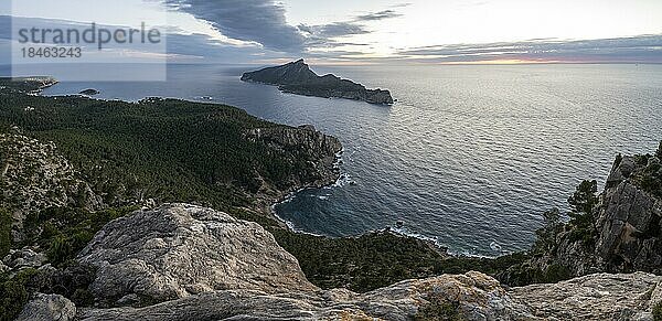 Panorama  Felsenküste mit einer Insel  Sonnenuntergang über dem Meer  Mirador Jose Sastre  Insel Sa Dragenora  Mallorca  Spanien  Europa