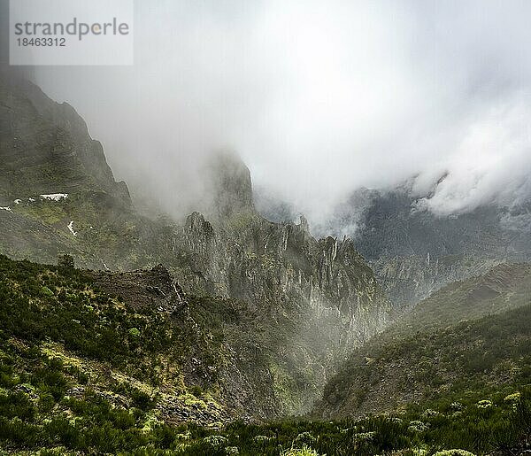 Steile wolkenverhangene Berglandschaft mit Felsformationen  Pico Arieiro zum Pico Ruivo Wanderung  Zentralgebirge Madeiras  Madeira