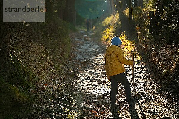 Das kleine Kind geht den Bergpfad entlang. Herbstzeit  Polen  Europa