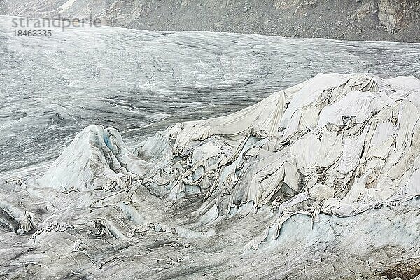 Rhonegletscher in den Urner Alpen  Landschaft  der Gletscher ist teilweise mit Tüchern angehängt  um den Schmelzprozess im Zuge des Klimawandels zu verlangsamen  Obergoms  Kanton Wallis  Schweiz  Europa
