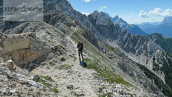 Tourist mit Ausrüstung auf einem Bergpfad in den Alpen. Dolomiten  Italien  Dolomiten  Italien  Europa