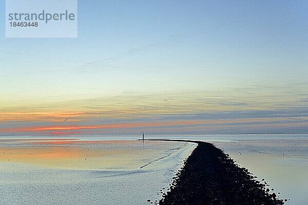 Sonnenuntergang über dem Wattenmeer  Steinbuhne mit Seezeichen  Nordsee  Norddeich  Niedersachsen  Deutschland  Europa