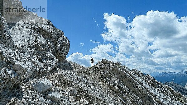 Tourist mit Ausrüstung auf dem Klettersteig in den Dolomiten. Dolomiten  Italien  Dolomiten  Italien  Europa