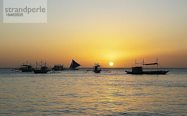 Traditionelle Boote auf der Tablas-Straße  hinten der Sonnenuntergang vom Angol Beach  Insel Boracay  Inselgruppe Visayas  Philippinen  Asien