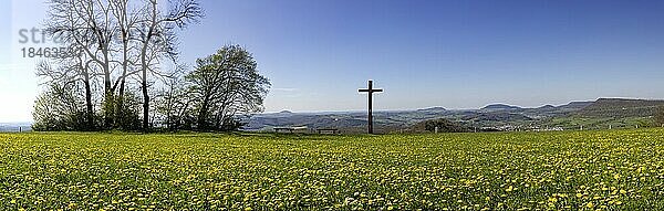 Ausblick von der Kuchalb auf das Albvorland und die drei Kaiserbergen Hohenstaufen  Stuifen und Rechberg  Frühling  Panoramafoto  Donzdorf  Baden-Württemberg  Deutschland  Europa