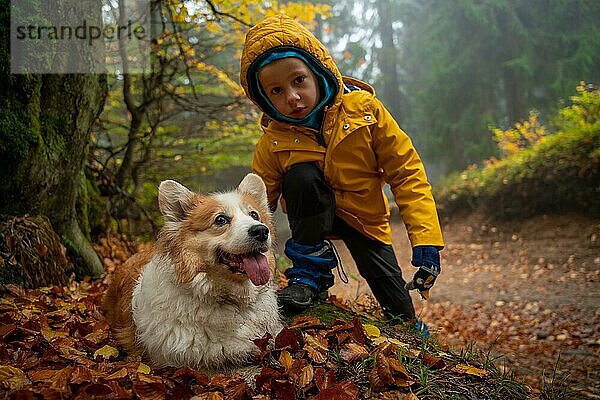 Kind auf dem Bergpfad. Sie werden von einem Hund begleitet. Polnische Berge