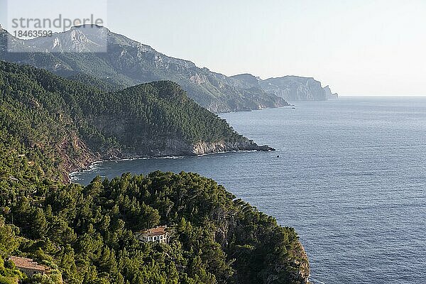 Einsame Villa am Meer  Blick über die Steilküste und Meer  Mallorca  Spanien  Europa