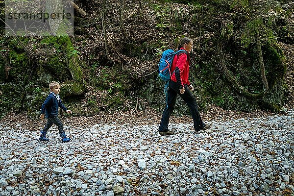 Zwei Rucksacktouristen (eine Frau mit einem kleinen Sohn) wandern entlang eines Baches in einer Schlucht des Slowakischen Paradies Nationalparks  Slowakei  Slowacki Raj Nationalpark  Slowakei  Europa