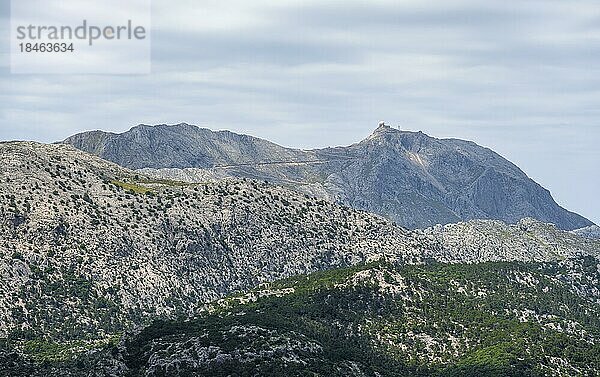 Blick über die Berge Mallorcas  Serra de Tramuntana  Castell d Alaró  Puig dalaró?  Mallorca  Spanien  Europa