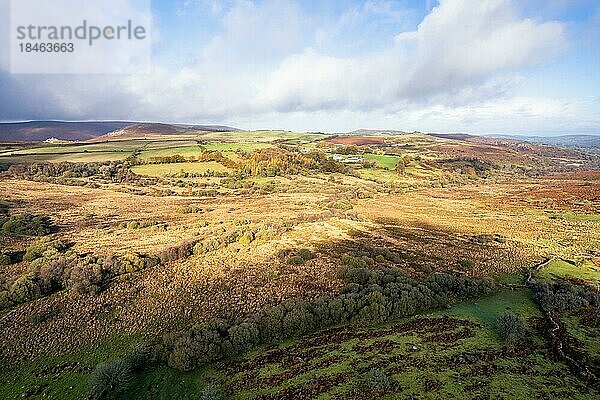 Blick über das Emsworthy Moor von einer Drohne aus  Haytor Rocks  Dartmoor National Park  Devon  England  UK