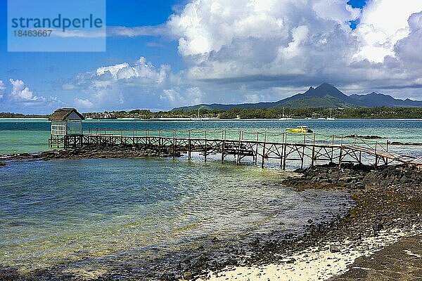 Eine Bootsanlegestelle  im Hintergrund Boote und einen Gebirgszug  Ostküste  Mauritius  Afrika