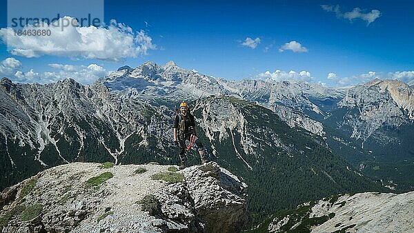 Tourist mit Ausrüstung auf einem Bergpfad in den Alpen. Dolomiten  Italien  Dolomiten  Italien  Europa