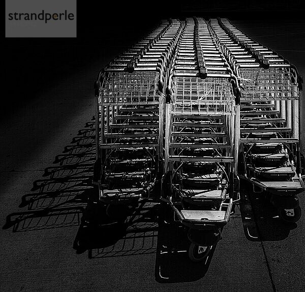 Schwarz-Weiß Fotografie  Transportwagen für Gepäck  Berlin  Deutschland  Europa