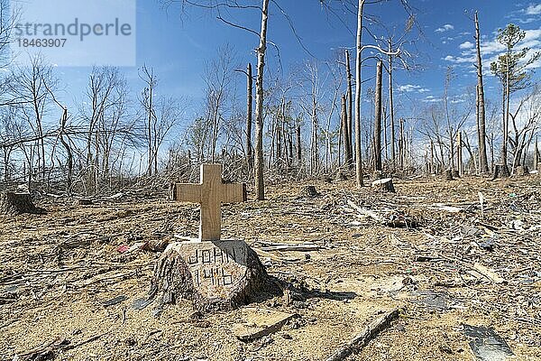 Mayfield  Kentucky: Ein Holzkreuz steht inmitten der Schäden des Tornados vom Dezember 2021  der die Städte im westlichen Kentucky verwüstete. Der Bibelvers (Johannes 14:6) zitiert Jesus: Ich bin der Weg und die Wahrheit und das Leben. Niemand kommt zum Vater außer durch mich