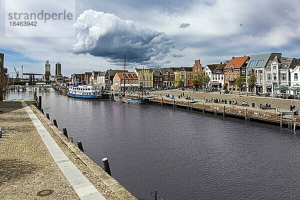 Innenstadt rund um den Binnenhafen  Husum  Schleswig-Holstein  Deutschland  Europa