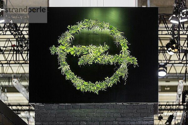 Opel gibt sich umweltfreundlich  Logo der Automarke aus Pflanzen  Frankfurt am Main  Hessen  Deutschland  Europa