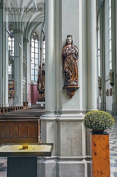 Marienfigur mit Jesuskind  Heilig Kreuz Kirche  Giesing  München  Bayern  Deutschland  Europa