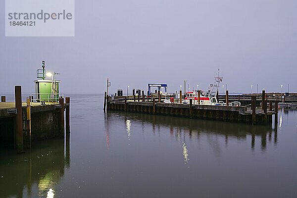 Hafeneinfahrt  Blaue Stunde  List  Sylt  Nordfriesische Insel  Nordfriesland  Nordsee  Schleswig-Holstein  Deutschland  Europa