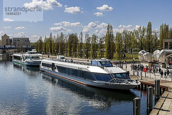 Schifffahrt auf der Havel  Ausflugsdampferanlegestelle Potsdam Lange Brücke  Potsdam  Brandenburg  Deutschland  Europa