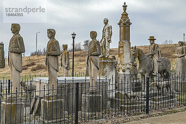 Mayfield  Kentucky  Die Wooldridge Denkmäler auf dem Maplewood Cemetery. Colonel Henry Wooldridge ließ in den 1890er Jahren Statuen von Freunden und Familienangehörigen  seinen Lieblingsjagdhunden sowie einem Hirsch und einem Fuchs aufstellen. Wooldridge  der einzige  der hier tatsächlich begraben ist  wird auf einem Pferd reitend dargestellt