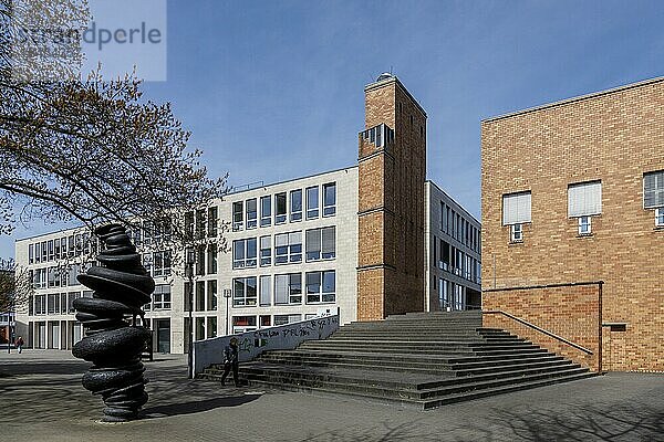 Skulptur am Kreishaus Viersen  links die Stadtverwaltung  Viersen  Nordrhein-Westfalen  Deutschland  Europa
