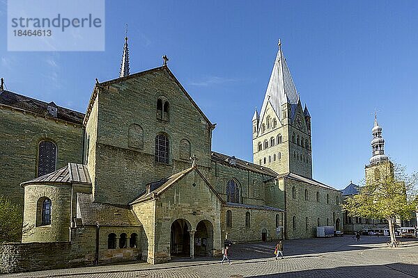 St. Patrokli-Dom in Soest  rechts die evangelische St. Petrikirche  Soest  Nordrhein-Westfalen  Deutschland  Europa